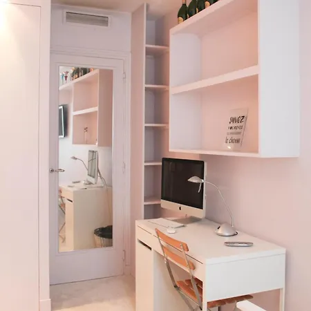 Bright 2 Steps From The Eiffel Tower