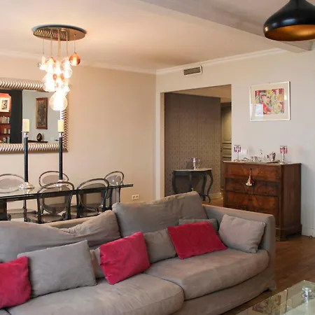 Bright 2 Steps From The Eiffel Tower