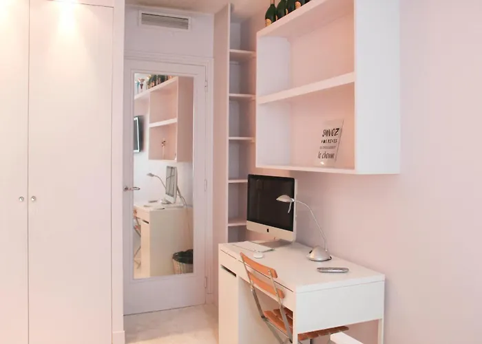 Bright 2 Steps From The Eiffel Tower