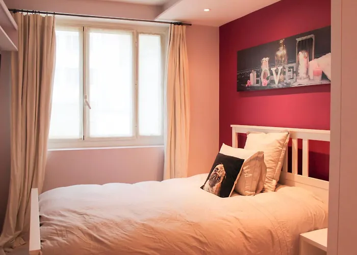 Bright 2 Steps From The Eiffel Tower * パリ