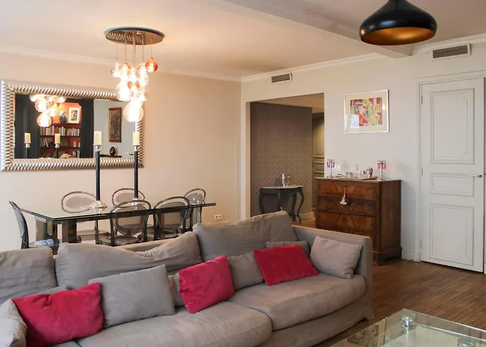 Bright 2 Steps From The Eiffel Tower